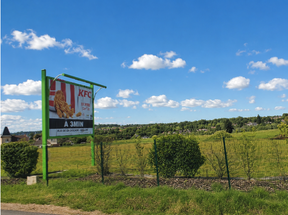 À DOMÉRAT ET PRÉMILHAT, PAYSAGES DE FRANCE RECOUVRE DES PANNEAUX PUBLICITAIRES